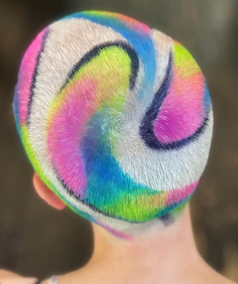 Een persoon met heel erg creatieve kleuren in hun haar